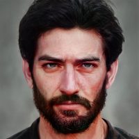 一位中年男性户外编辑在书桌前整理等高线地图与海拔高度查询记录本，台灯暖光下的工作场景